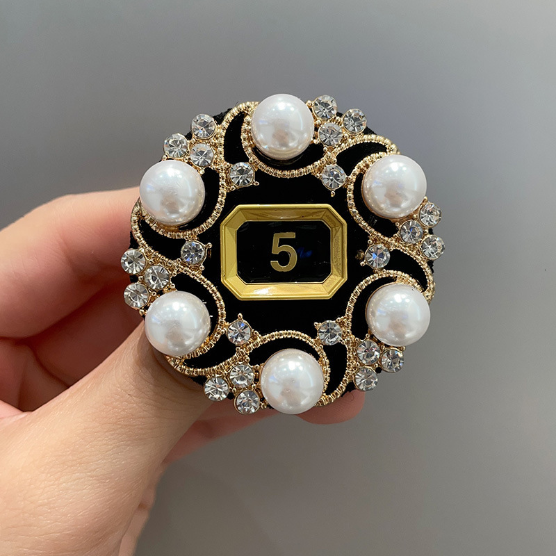 Luxury Brand Designer Jewelry Style Alloy Number 5 Brooch Pearl Camellia High-End Sense Suit Collar Baroque Pin Accessory