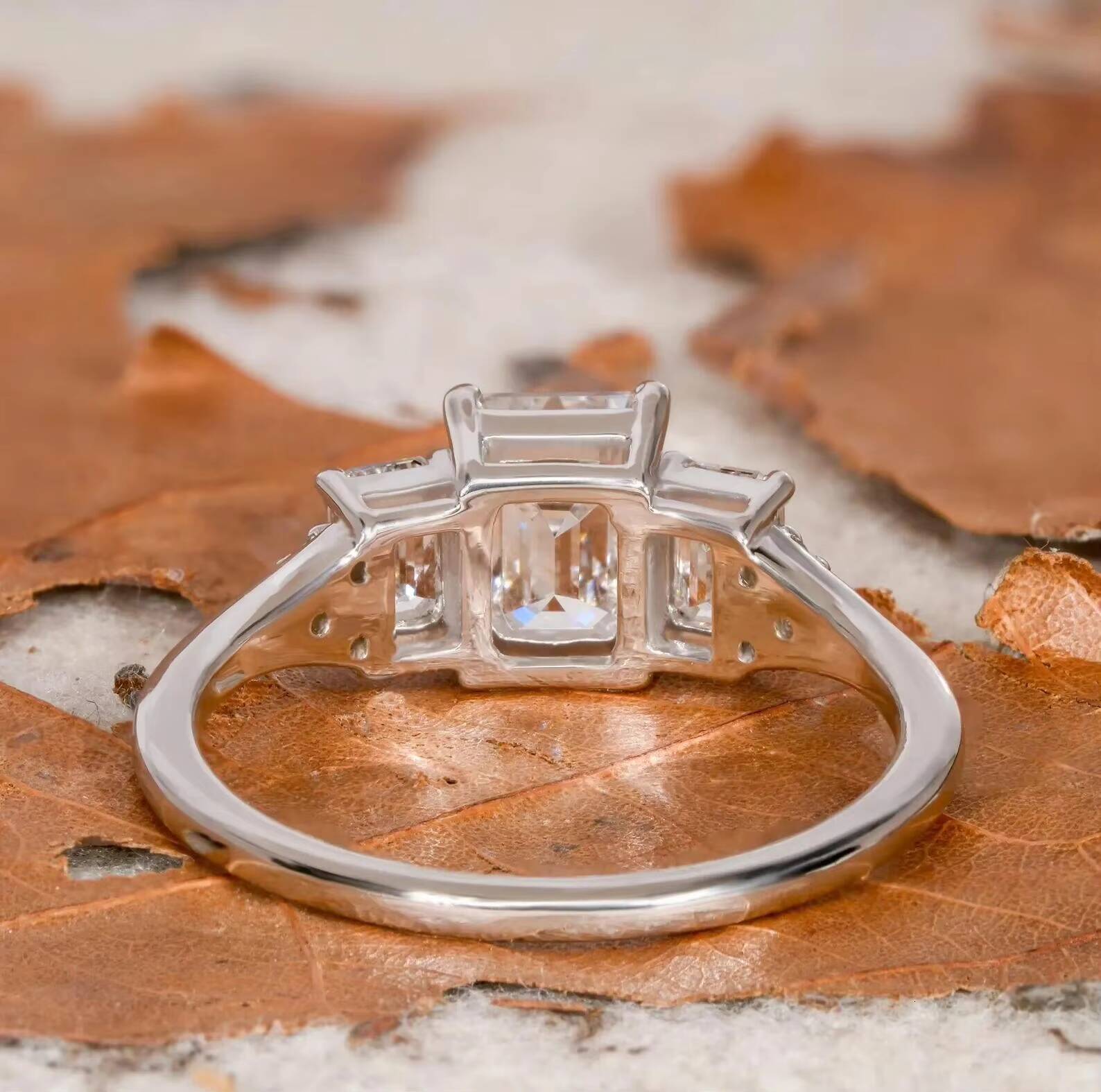 Telula Three Stone VVS2 Diamond Synthetic Emerald Cut Real Gold Platinum Jewelry Engagement Ring Lab Diamond Ring