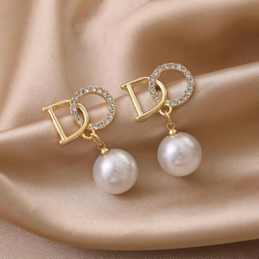 Luxury Brand Designer Jewelry S925 Silver Needle Korean Version New Hot-Selling Women's Earrings Simple Elegant Versatile Stud Earrings Tiktok Sa