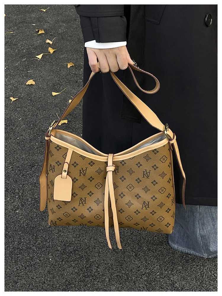 Winter Popular 2026 New Light Printed Armpit Tote Bag Womens Large-capacity Versatile Commuter Messenger Bag H251229