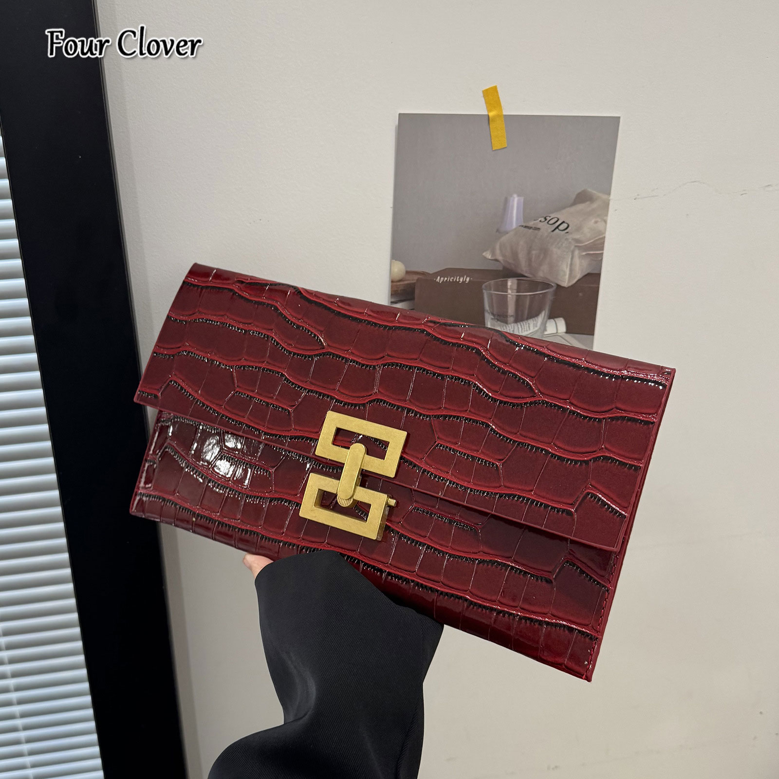 New leisure clutch with texture, small luxury shiny leather clutch, fashionable minimalist envelope bag for women, high-quality square handbag, dinner