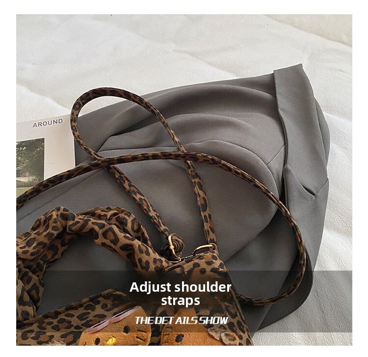 Super popular and niche leopard print canvas handbag for women. Fall and winter trendy and versatile crossbody bag.