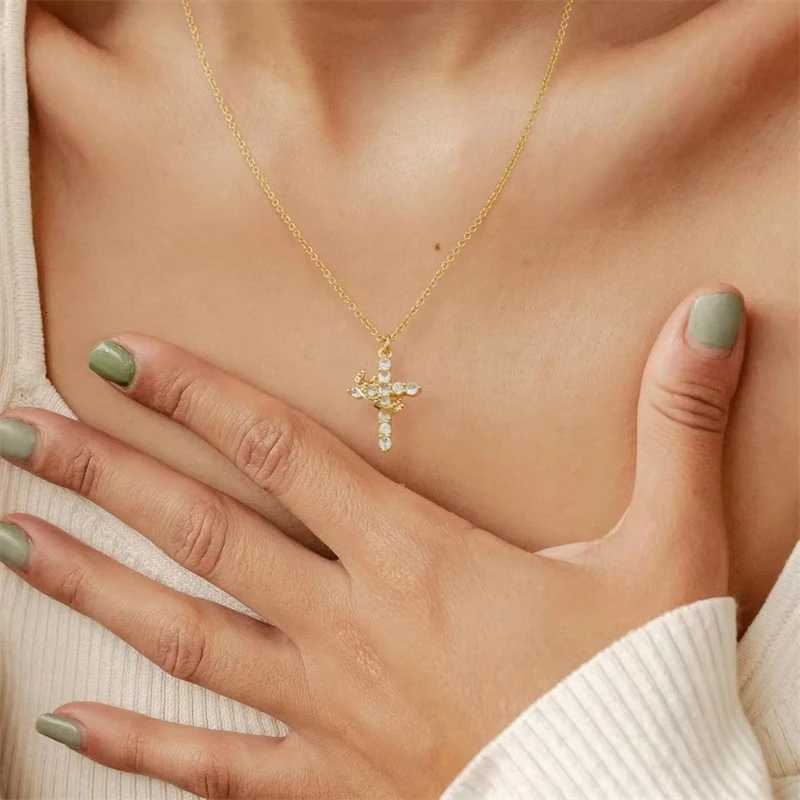 Exquisite Zircon Cross Pendant Necklace for Women Trendy Light Luxury Gold Color Rotatable Crown Necklace Y251227