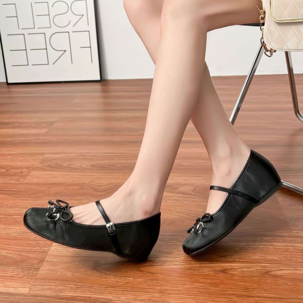 Internet Celebrity Style 2025 Spring New Korean Retro Single Shoes for Women, High-End Fashion Ballet Flats with Wrinkles