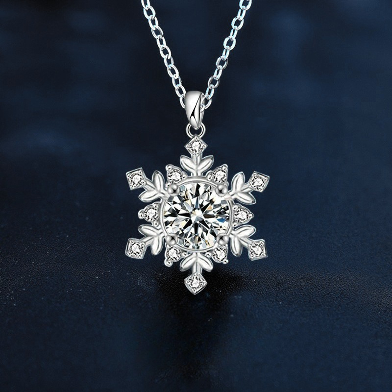 Fashionable Snowflake Shaped Carved Design Necklace Charming Womens Versatile And High End Sense Moissanite Pendant Collarbone Chain Gift
