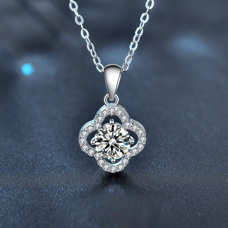 Fashionable And High End Clover Pendant Necklace With Moissanite Inlay Fashionable Temperament Collarbone Chain