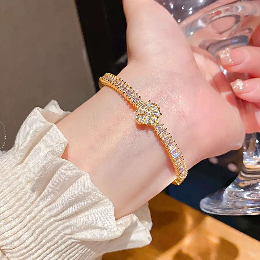 Designer Jewellery High Quality Golden Cuff Bracelet with Four-Leaf Clover Crystal Detail for Daily Wear Gift for All Occasions Textured Elegant Acces