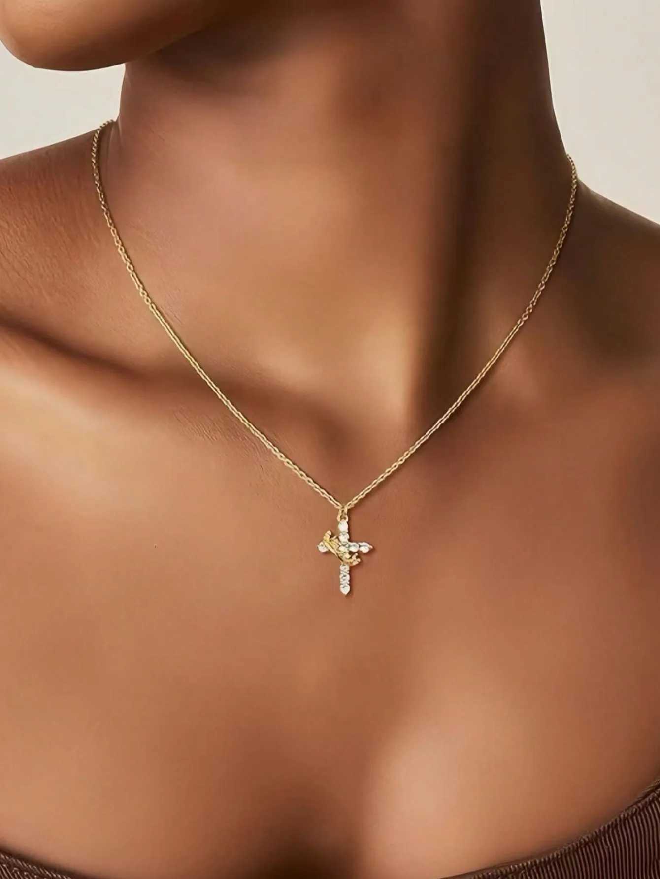 Simple rotatable crown necklace with sterling silver zircon cross pendant Y251227