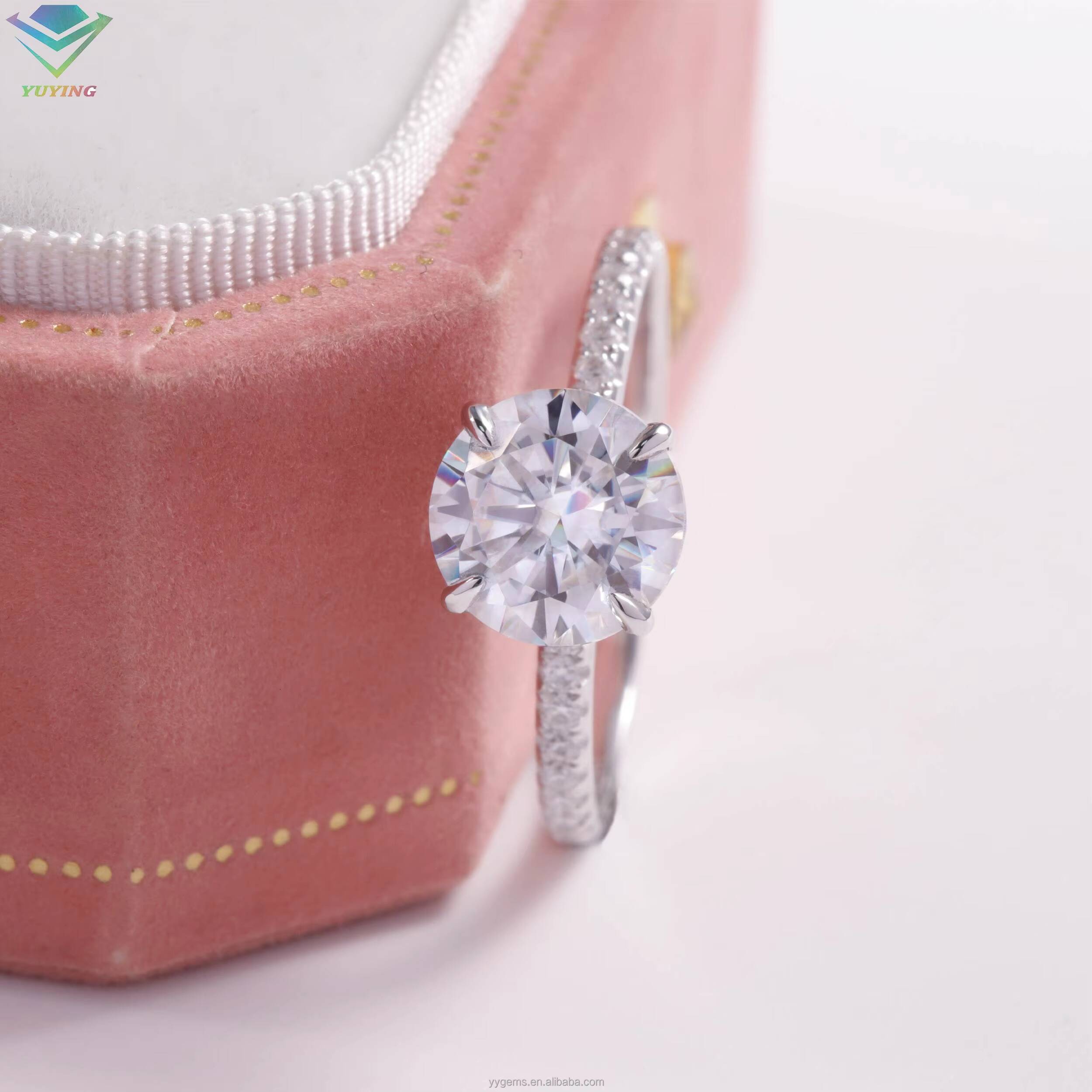 Yu Ying Custom 18k Solid Gold Ring Fine Jewelry 1CT Round Brilliant Cut Wedding Ring Woman Engagement Moissanite Ring
