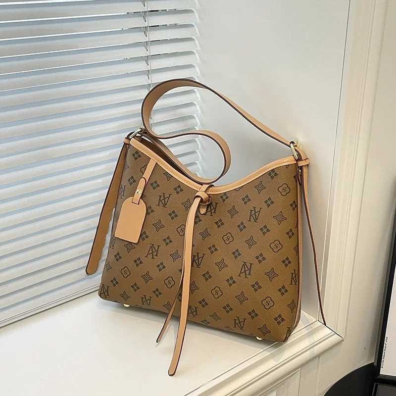 Elegant Handbag Ladies Premium Leather Construction Exclusive FaMOUs Collaboration H251229