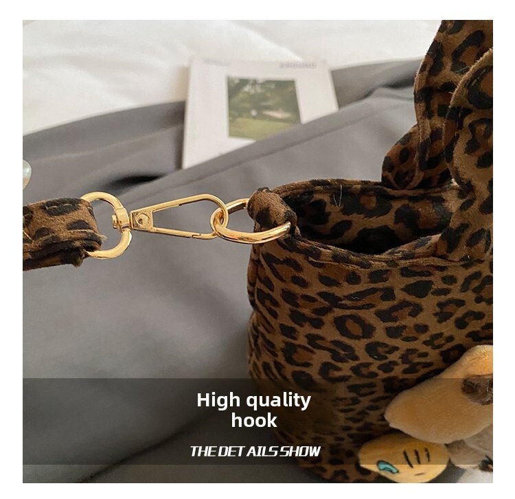 Super popular and niche leopard print canvas handbag for women. Fall and winter trendy and versatile crossbody bag.