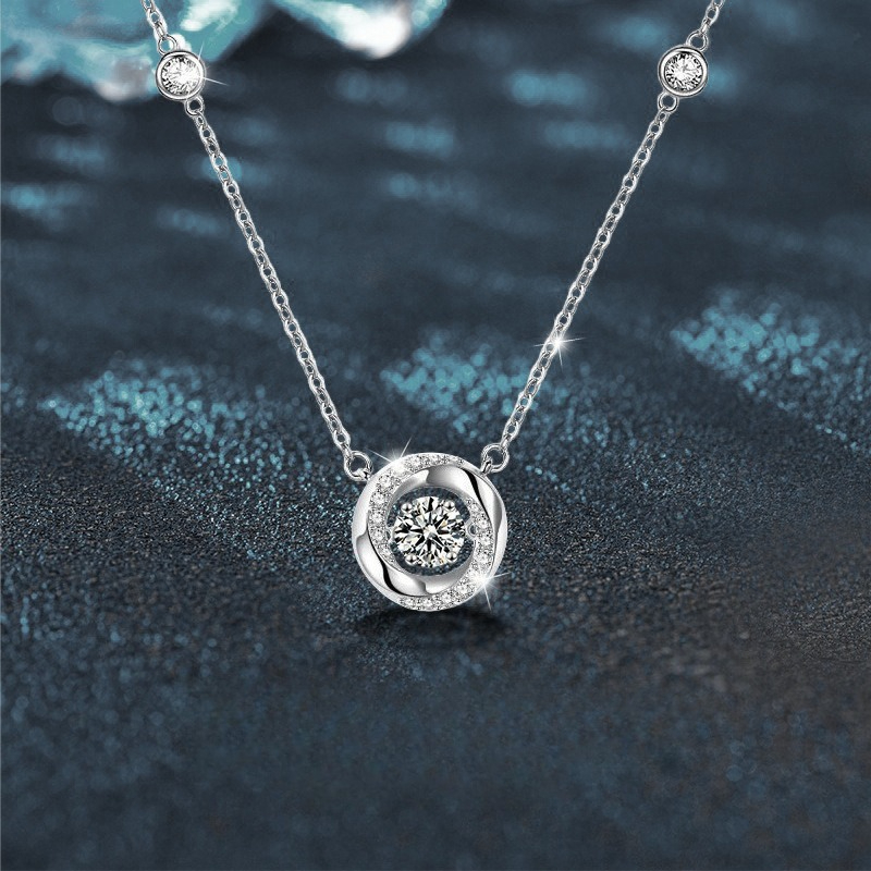 Fashionable Moissanite Pendant Necklace With Exquisite And High End Feel Dynamic Collarbone Chain Temperament Ladies Fashionable Temperament Style Nec