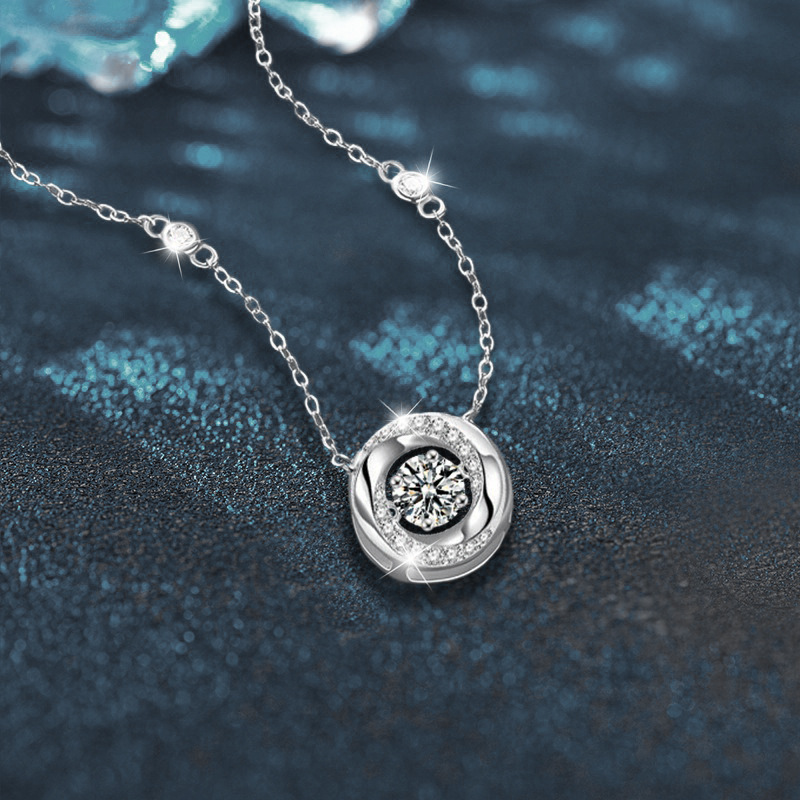 Fashionable Moissanite Pendant Necklace With Exquisite And High End Feel Dynamic Collarbone Chain Temperament Ladies Fashionable Temperament Style Nec