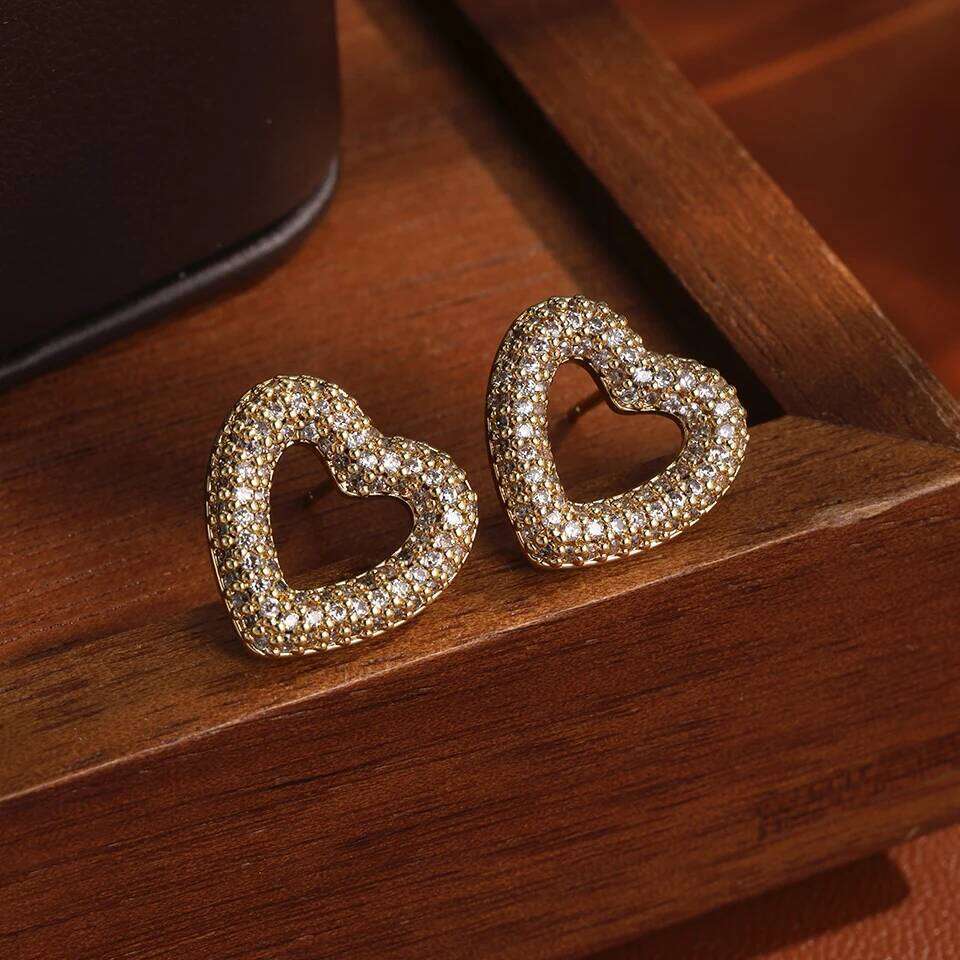 ZAKOL Gorgeous Micro-intact Zircon Hollow Heart Stud Earrings for Women Shining Niche Design Wedding Ear Accessories