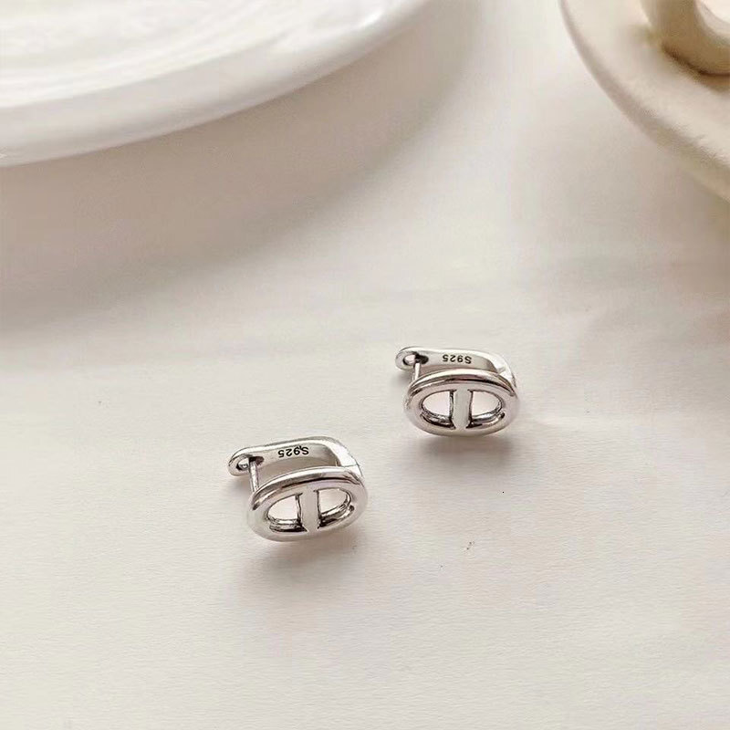 Luxury Brand Designer Jewelry Korean Version S925 Silver Needle Geometric Pig Nose Hollow Earrings For Women Vintage Fashion Elegant Simple Ear Clips 
