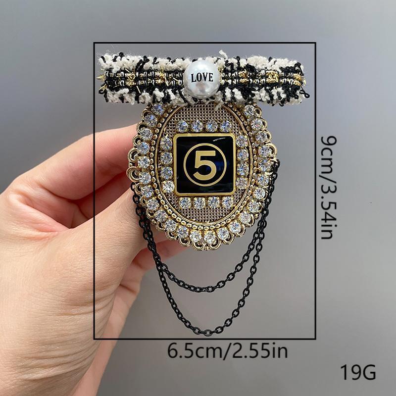 Luxury Brand Designer Jewelry Style Alloy Number 5 Brooch Pearl Camellia High-End Sense Suit Collar Baroque Pin Accessory