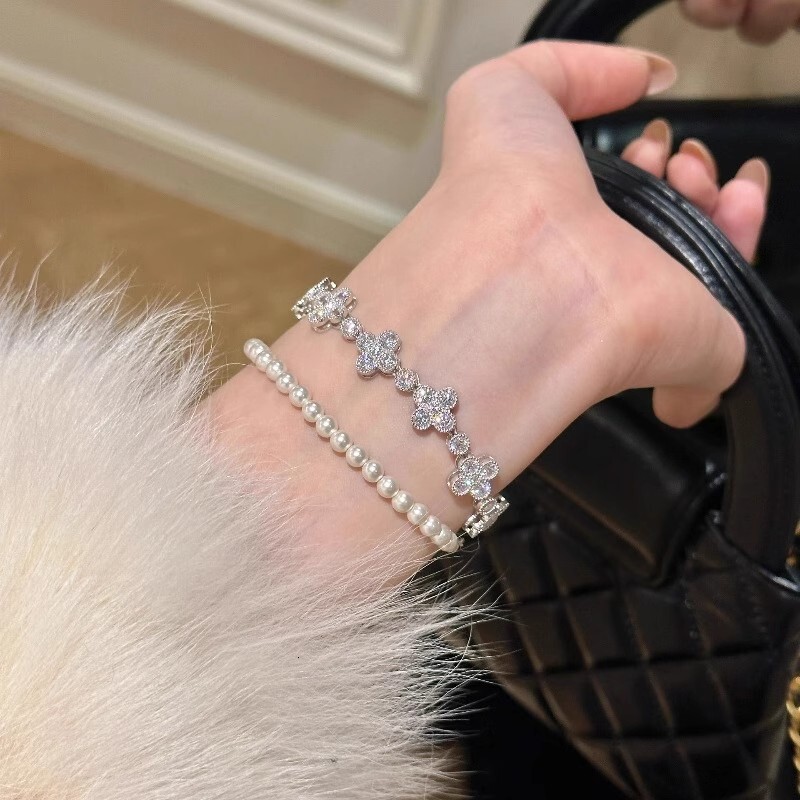 Luxury Brand Designer Jewelry Heavy Craft ~ Super Sparkling Snowflake Four-Leaf Clover Bracelet Inlaid With Zirconia Luxurious Exquisite Elegant High-End Feel B