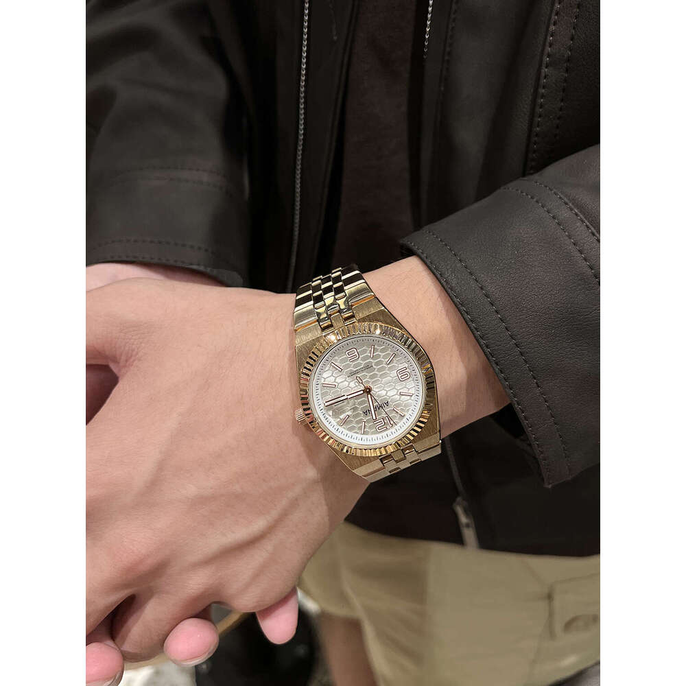 2026 New Style Brand Watch Honeycomb Dial Luminous Ultra-Thin Design Wristwatch