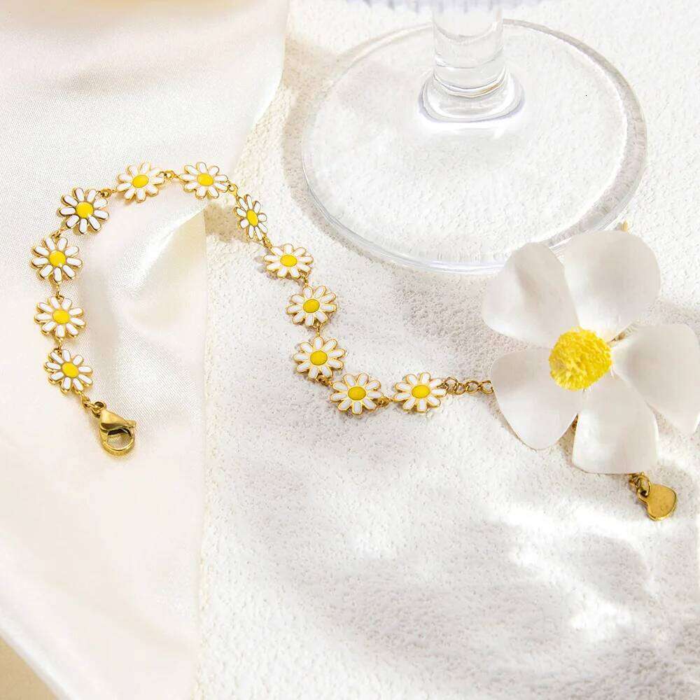 Simple Stylish Daisy Titanium Bracelet, High-end and Non Fading, Niche Design Stainless Steel Jewelry for Woman Gift 25H1229