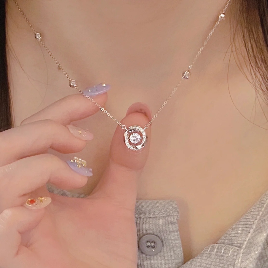 Fashionable Moissanite Pendant Necklace With Exquisite And High End Feel Dynamic Collarbone Chain Temperament Ladies Fashionable Temperament Style Nec