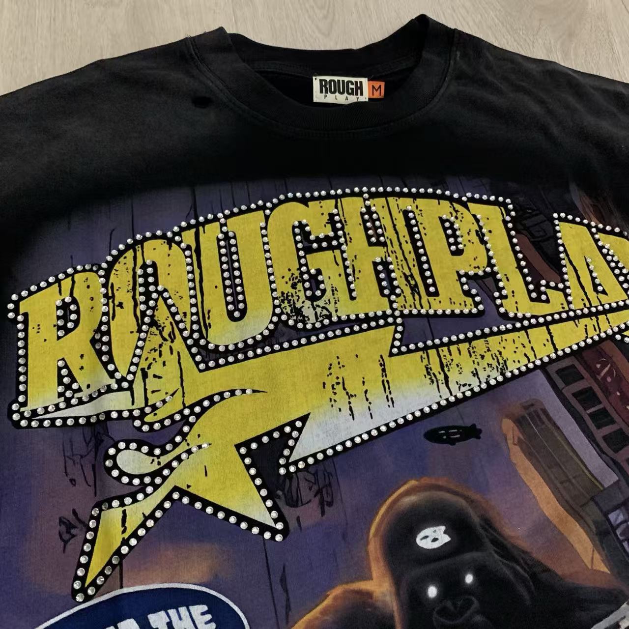 Men's T Shirts High Quality Roughplay T Shirt Real Pictures All-match Men Women Hip-hop Graffiti Print Perforated Short-sleeved Rhinestone Vest R