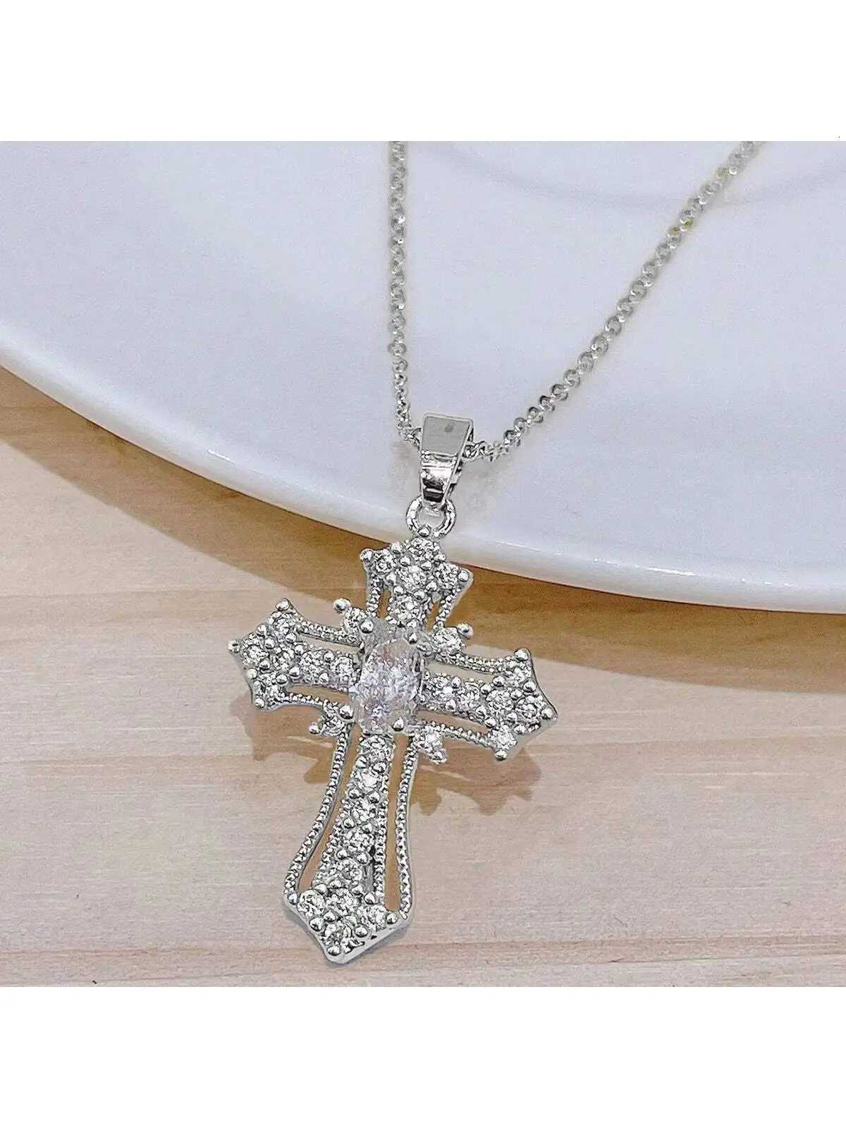 Fashion Light Luxury Zircon Cross Pendant Necklace for Women Elegant Charm Stainless Steel Clavicle Chain Jewelry Accessories Y251227