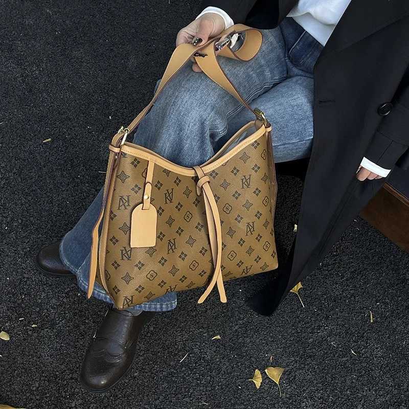 Elegant Handbag Ladies Premium Leather Construction Exclusive FaMOUs Collaboration H251229