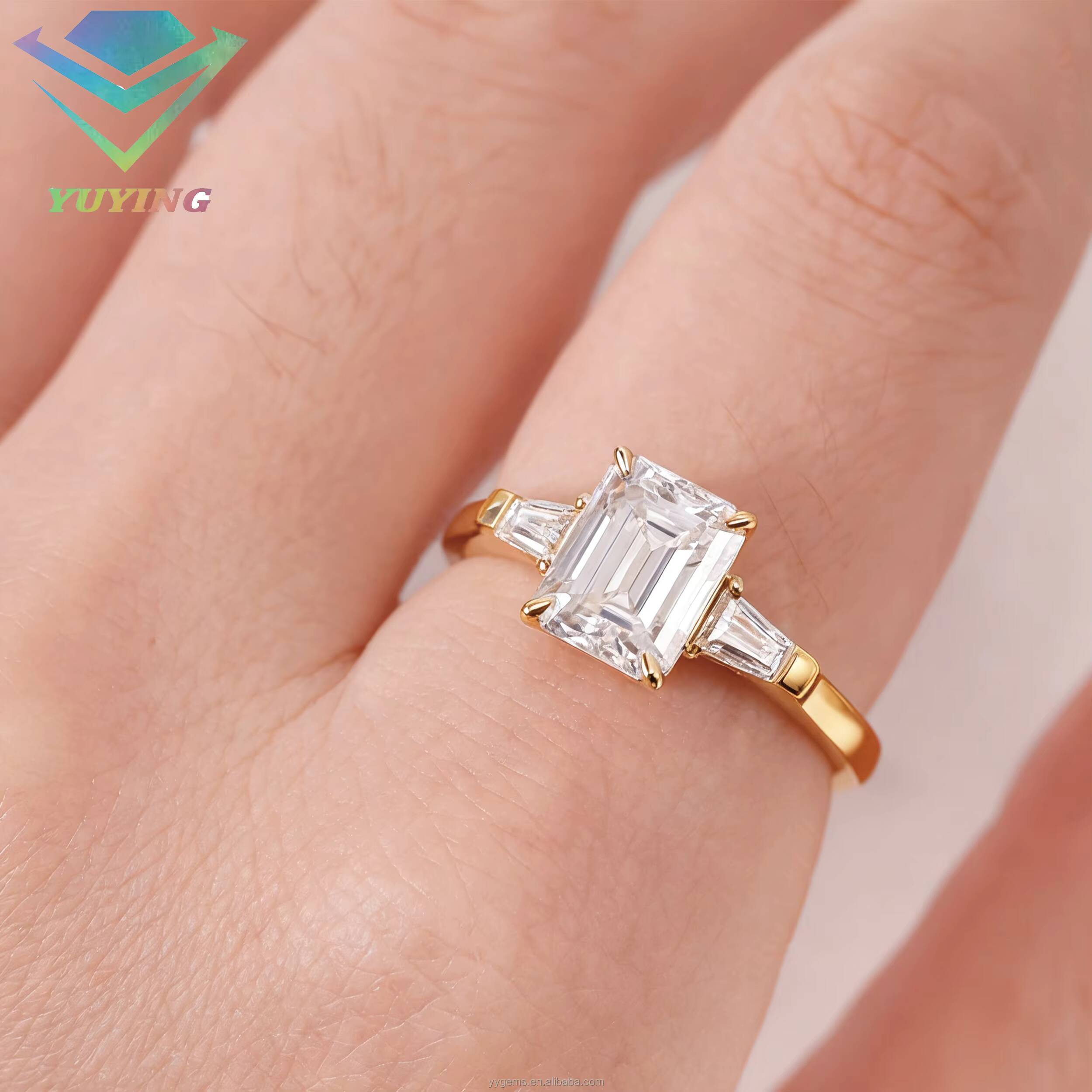 Custom High End Trilogy Style 3CT Emerald Cut Moissanite with Trapezoid Side Moissanite Wedding Ring Fine Jewelry Women Rings