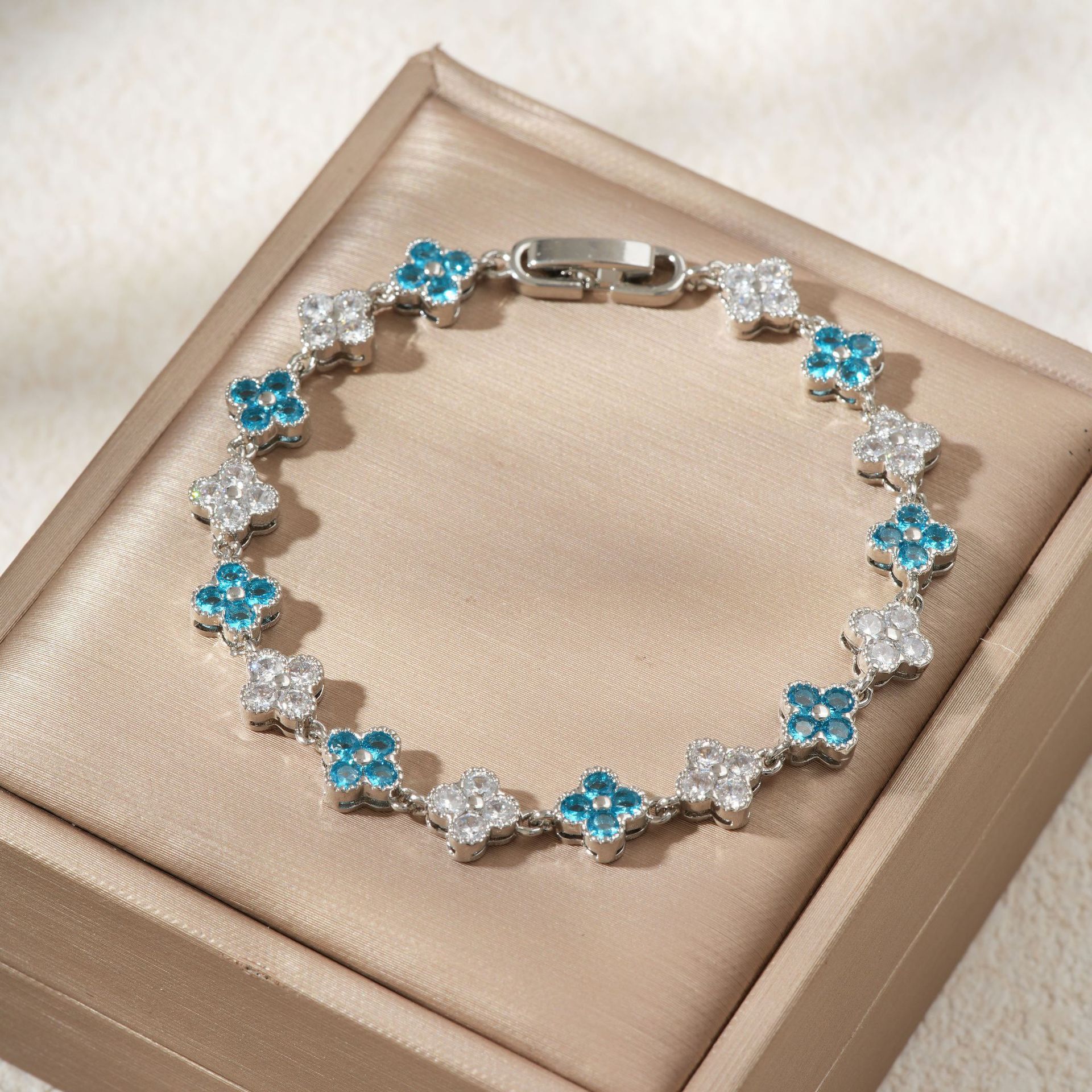 Luxury Brand Designer Jewelry Luxury Brand Designer Jewelry MOXI Autumn New Colorful Petal Four-Leaf Clover Bracelet Fashionable Personality Versatile