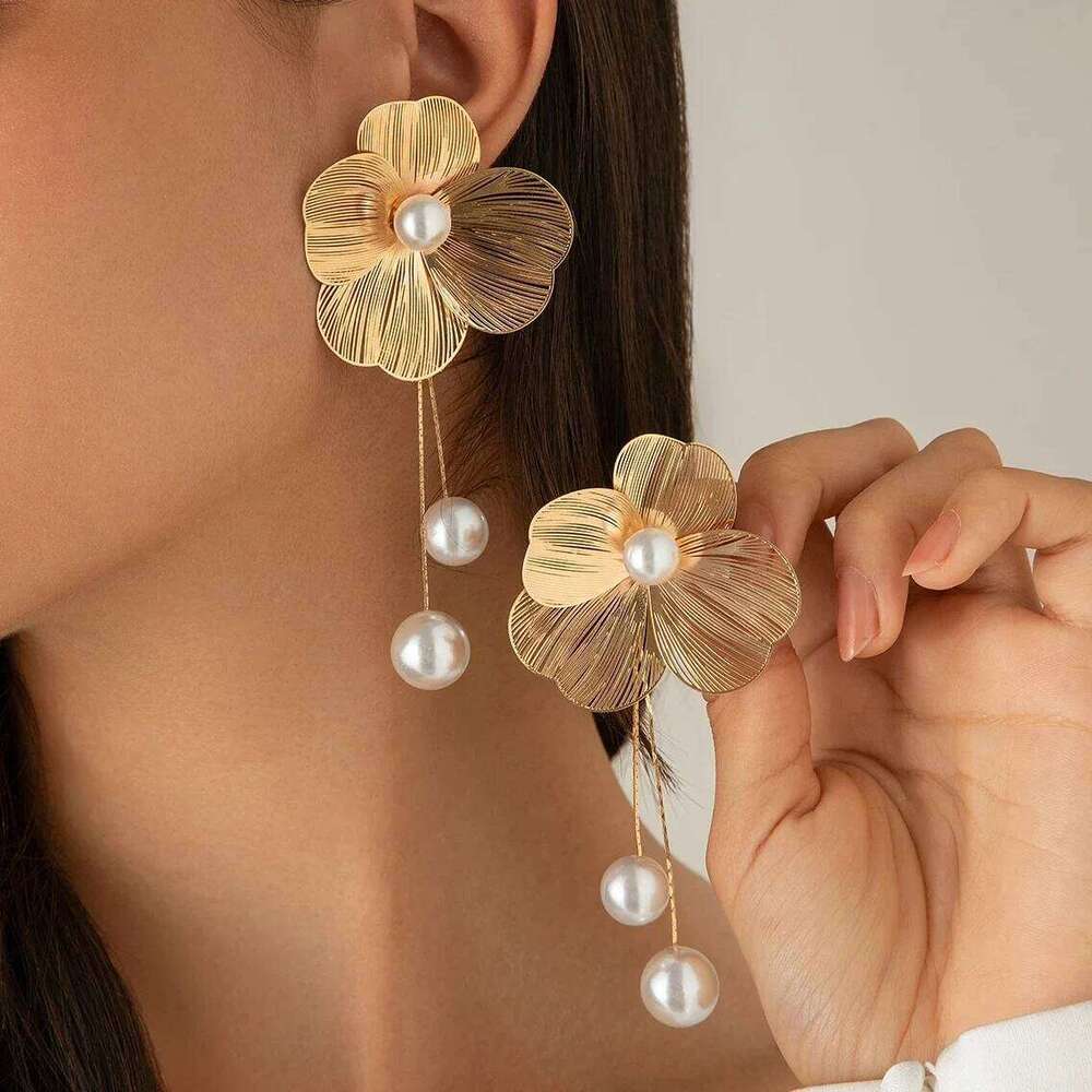 New Romantic Flower Petal Long Tassel Drop for Women Trend Imitation Pearl Hanging Piercing Earrings Wed Jewelry Gift C251227