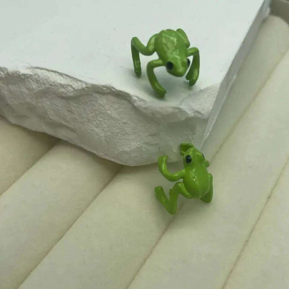 ZAKOL 2pcs Creative Cute Frog Ear Cuff Clip for Women Girls Fashion Green Insect Non-pierced Earrings Accessories Gift
