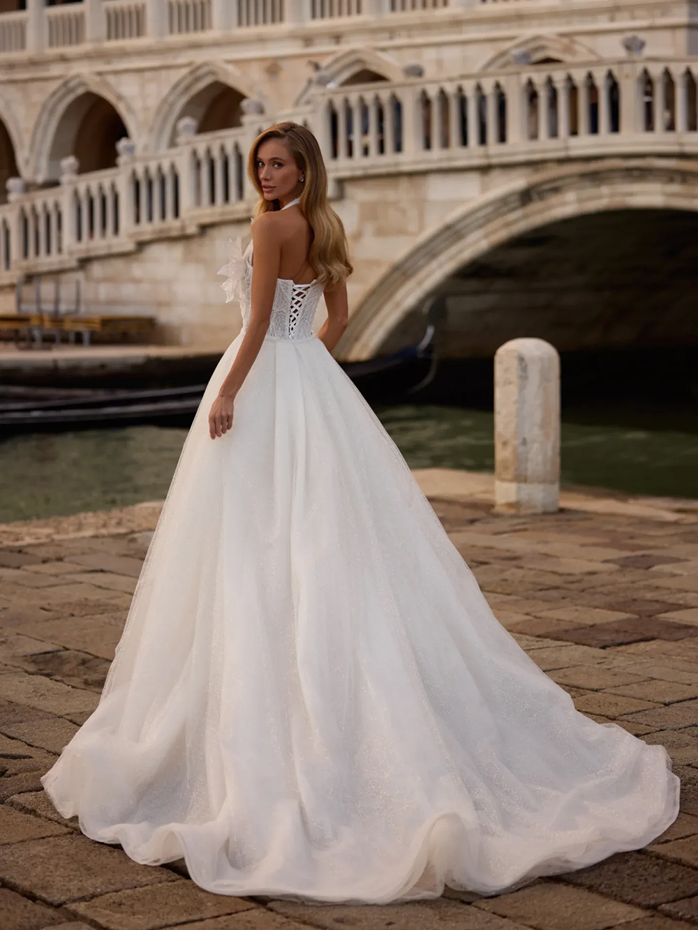 Designer Mermaid Wedding Dress Halter Neck Sleeveless Bridal Gowns Sequins Appliques Detachable Train Dresses Custom Made vestidos de novia