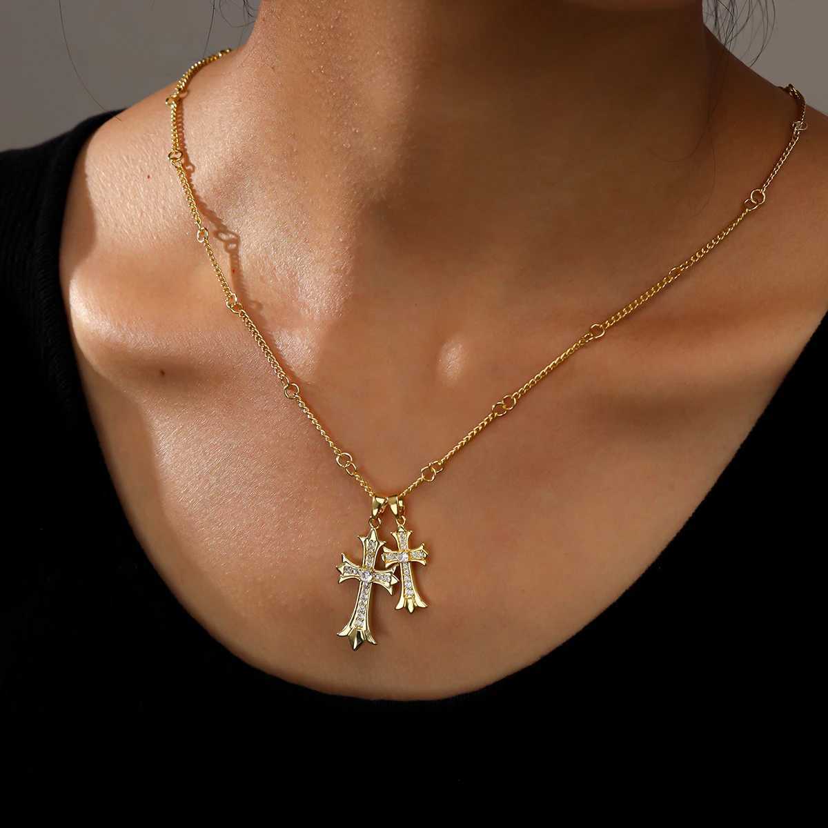 1 Piece Fashionable Minimalist Gold Necklace with Large Small Crosses and Rhinestones color random Y251227