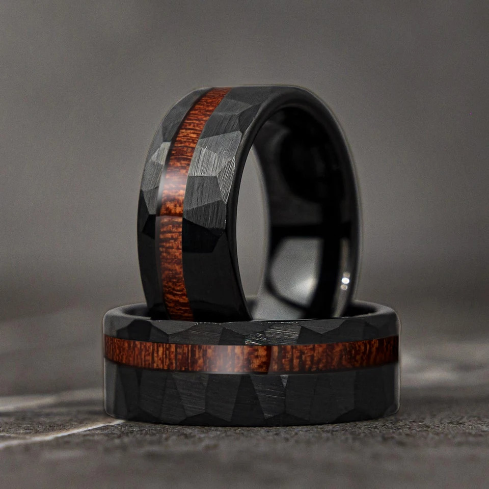 Fashion Hammered Men Stainless Steel Rings Black Brushed with Koa Wood Inlay Stripe Finish Rings For Men Women Wedding Bands 251224