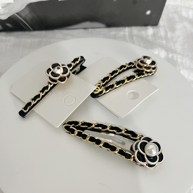 Luxury Brand Designer Jewelry Style Camellia Pearl Hair Clip Simple Retro Metal Chain Duckbill Clip Break Break Clip Girl Bangs Side Clip