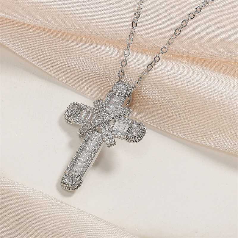 2024 New Hip Hop Women Stainless Steel Shining Zircon Cross Necklace Lady Light Luxury Pendant Jewelry Anniversary Gift Y251227