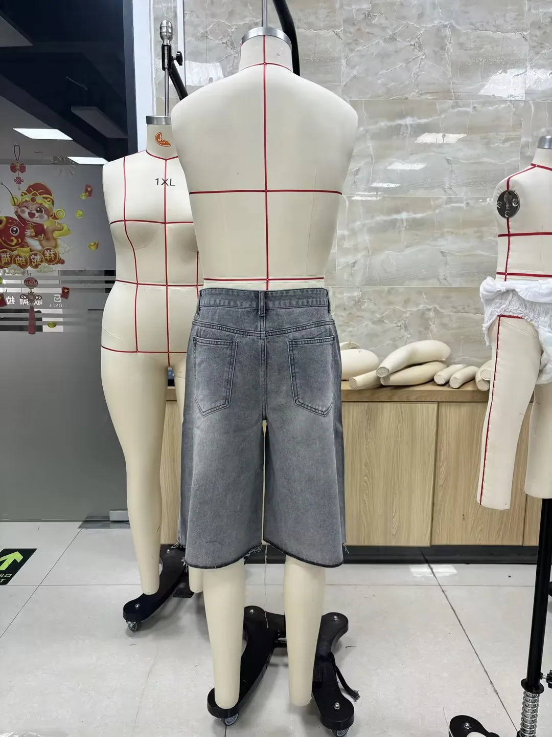 Fashion Men Summer Casual Denim Shorts Knee Length Trendy Letter Embroidered Shiny Rhinestone Decor Jeans Shorts with Pockets 251223