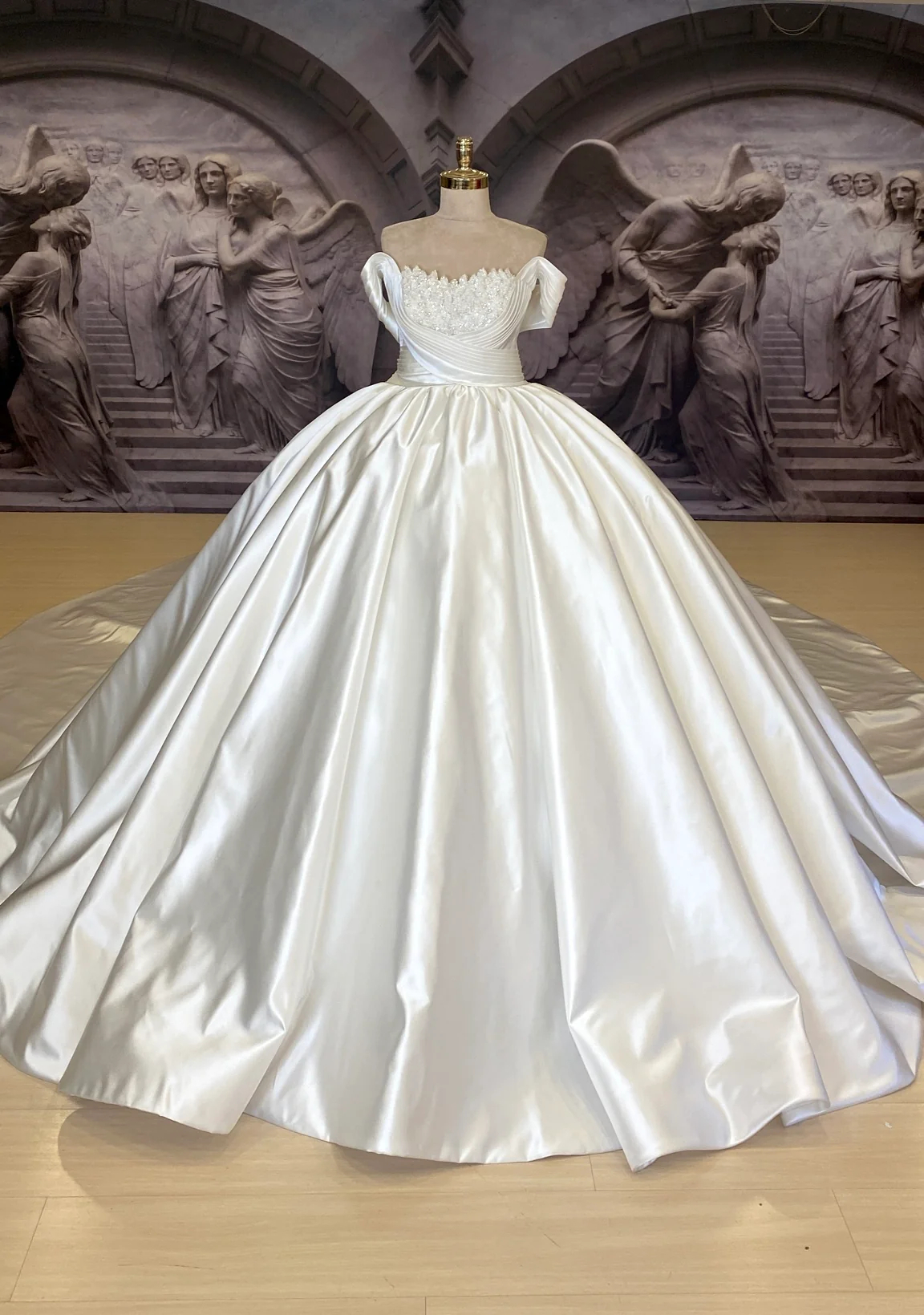 Classic Ball Gown Wedding Dress Off Shoulder Sleeveless Bridal Gowns Pearls Beaded Sweep Train Dresses Custom Made vestidos de novia