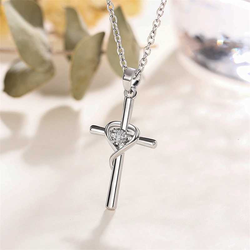 Exquisite Zircon Cross Pendant Necklace for Women Trendy Light Luxury Gold Color Rotatable Crown Necklace Y251227