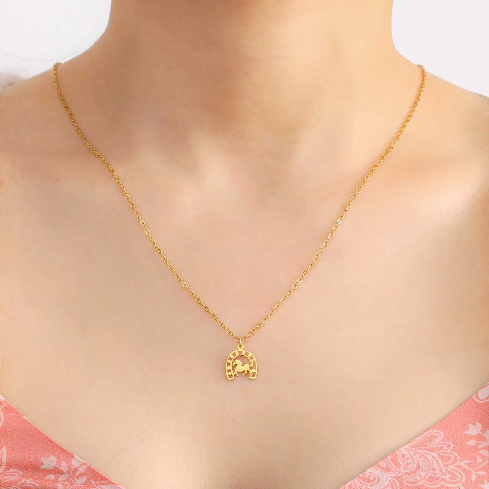 U-shaped horse animal pendant necklace stainless steel womens horseshoe neck chain animal jewelry Valentines Day party gift Y251227