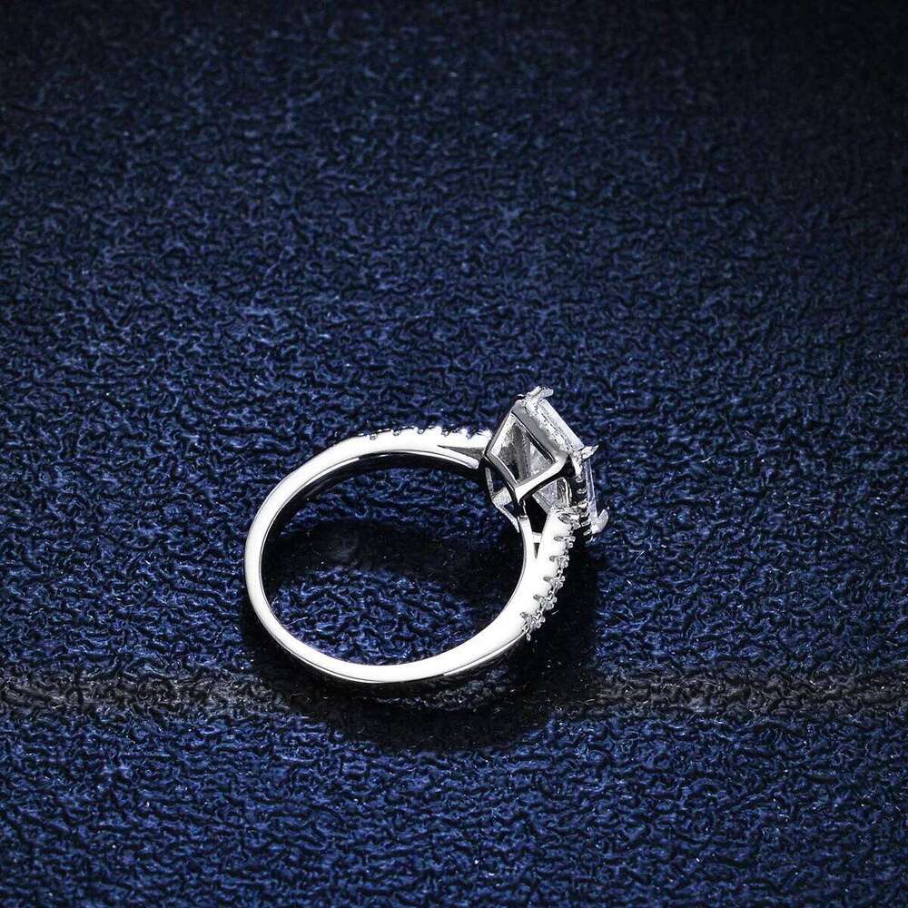 18K gold moissanite PT950 platinum wedding proposal geometric diamond ring women's rectangular emerald 99d