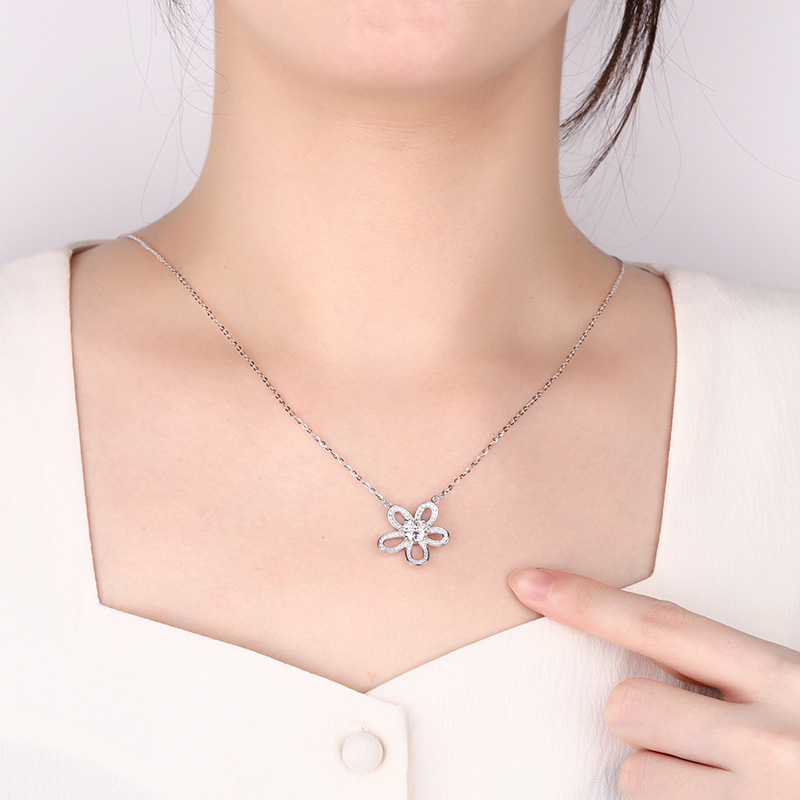 Fashionable Moissanite Inlaid Sunflower Necklace Exquisite And High End Full Diamond Five Petal Flower Pendant Necklace