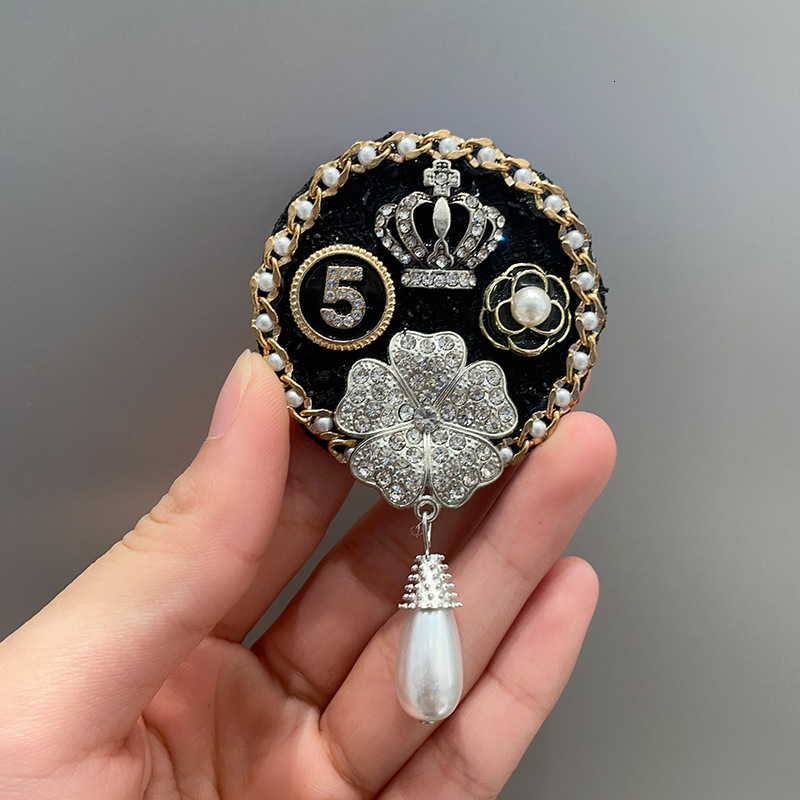 Luxury Brand Designer Jewelry Style Alloy Number 5 Brooch Pearl Camellia High-End Sense Suit Collar Baroque Pin Accessory