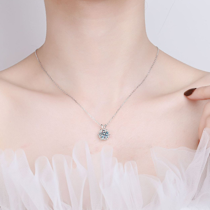 Fashionable Heart Shaped Hexagonal Star Necklace For Women Light Luxury Niche Moissanite Snowflake Pendant Accessory Gift For Girlfriend