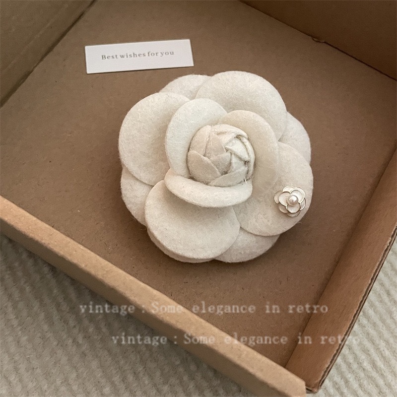 Luxury Brand Designer Jewelry Light Luxury High-End French Style Camellia Brooch For Women Elegant Fabric Flower Pin Autumn Winter Coat Brooch