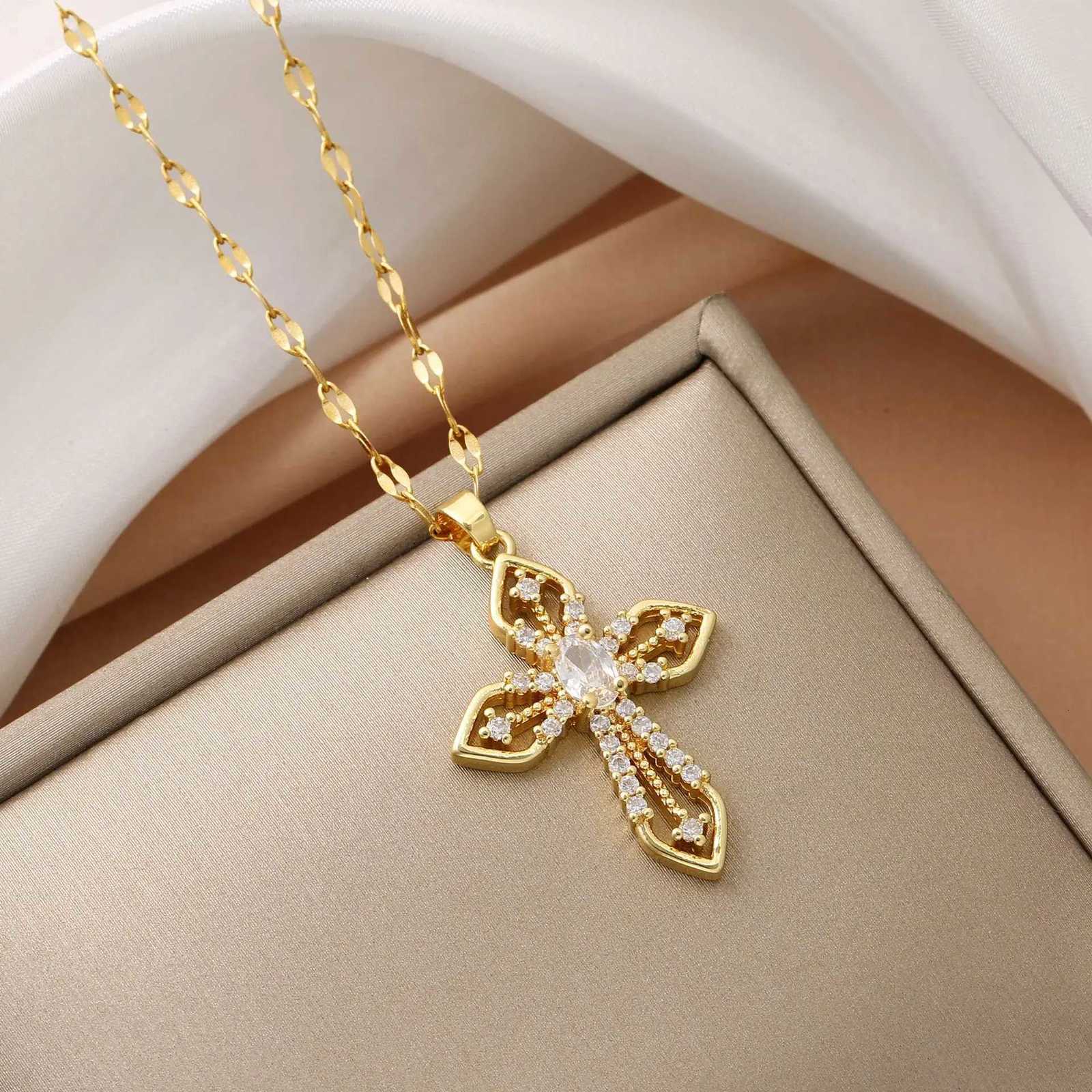 Womens Vintage Cross Necklace Light Luxury Temperament Stainless Steel Versatile Collarbone Chain Jewelry Y251227