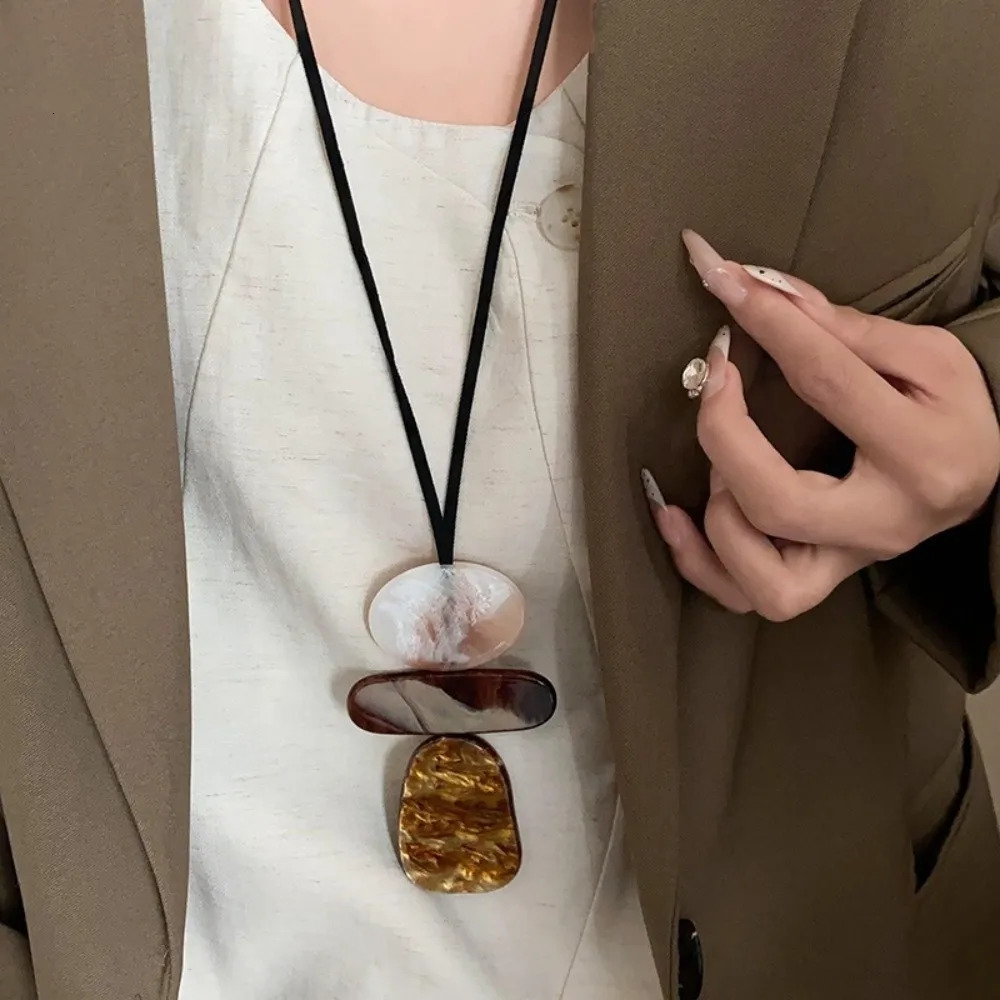 Trendy Bohemia Necklace for Women Pendant Advanced Neck Chain Resin Ethnic Style Sweater Chain Summer 251224