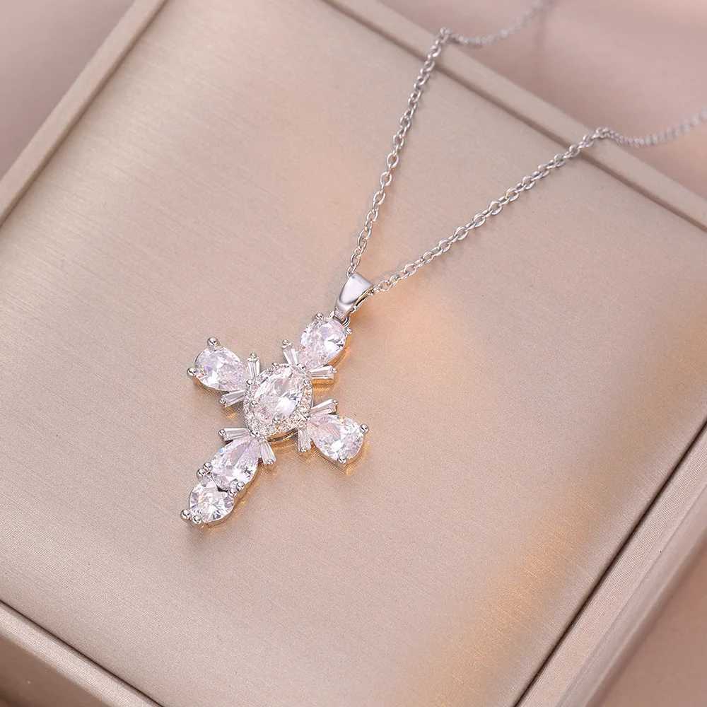 Luxury Bling Zircon Cross Pendant Necklace for Women Men Stainless Steel Chain Cool Fashion Cross Jewelry Accessories Gifts Y251227