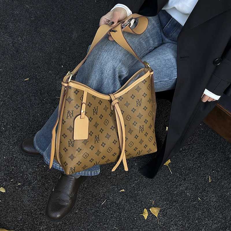 Elegant Ladies Messenger Bag High-Quality Leather Shoulder Bag For Women With Famous Practical Style H251229