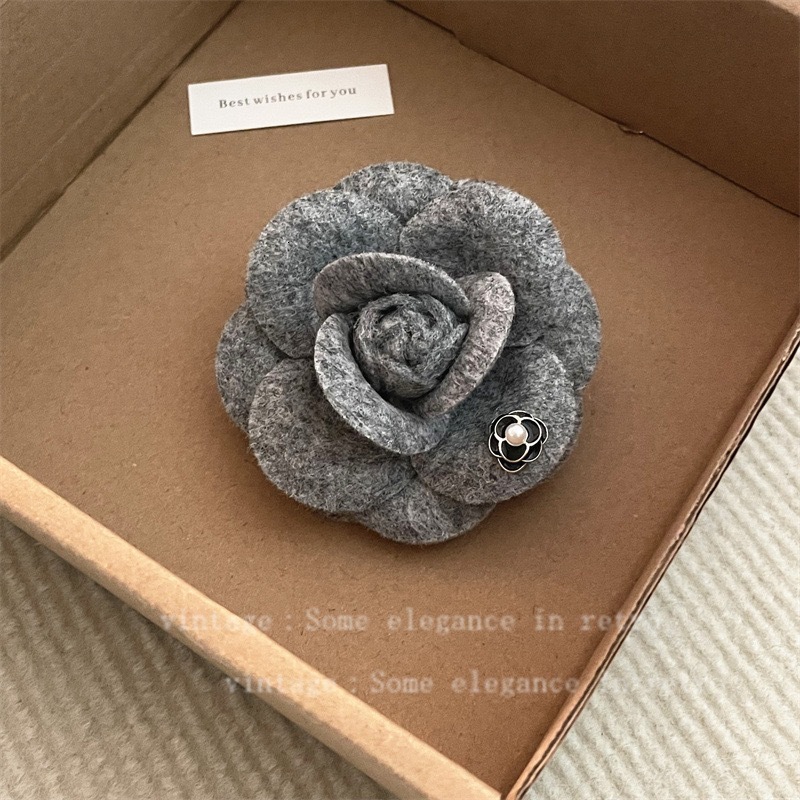 Luxury Brand Designer Jewelry Light Luxury High-End French Style Camellia Brooch For Women Elegant Fabric Flower Pin Autumn Winter Coat Brooch